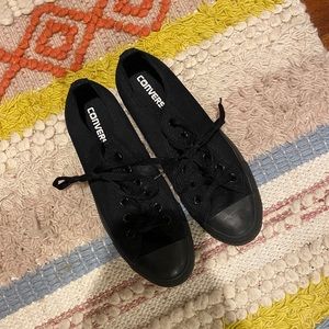 Black low top converse